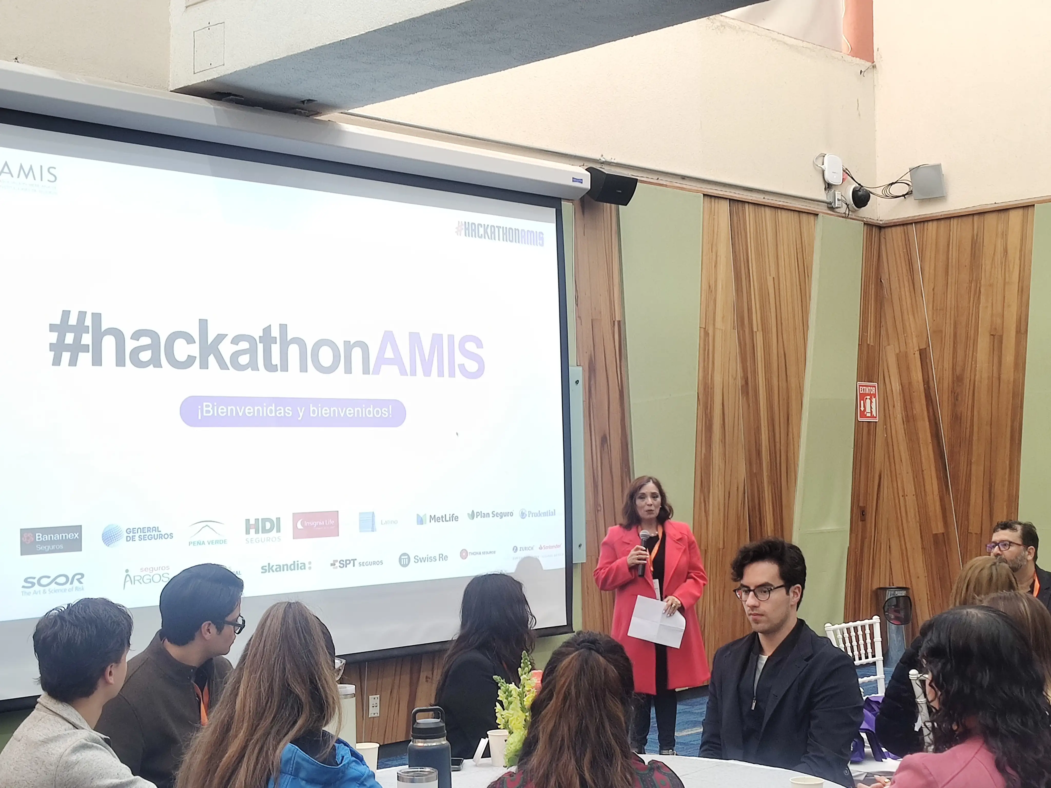 AMIS realiza hackatón con estudiantes para promover la innovación en la industria de seguros
