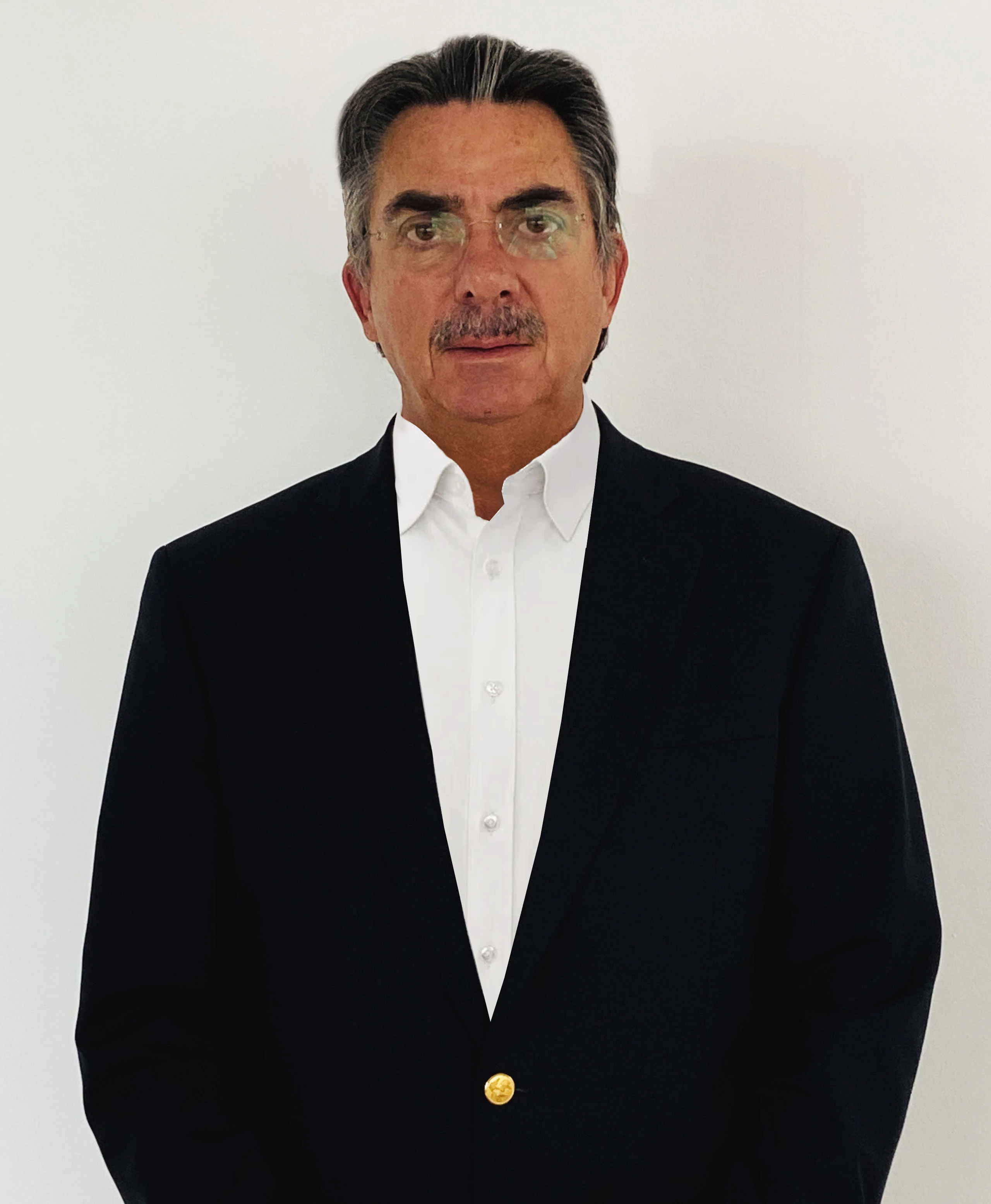 Juan P. Riveroll es reelegido como presidente de AMIS